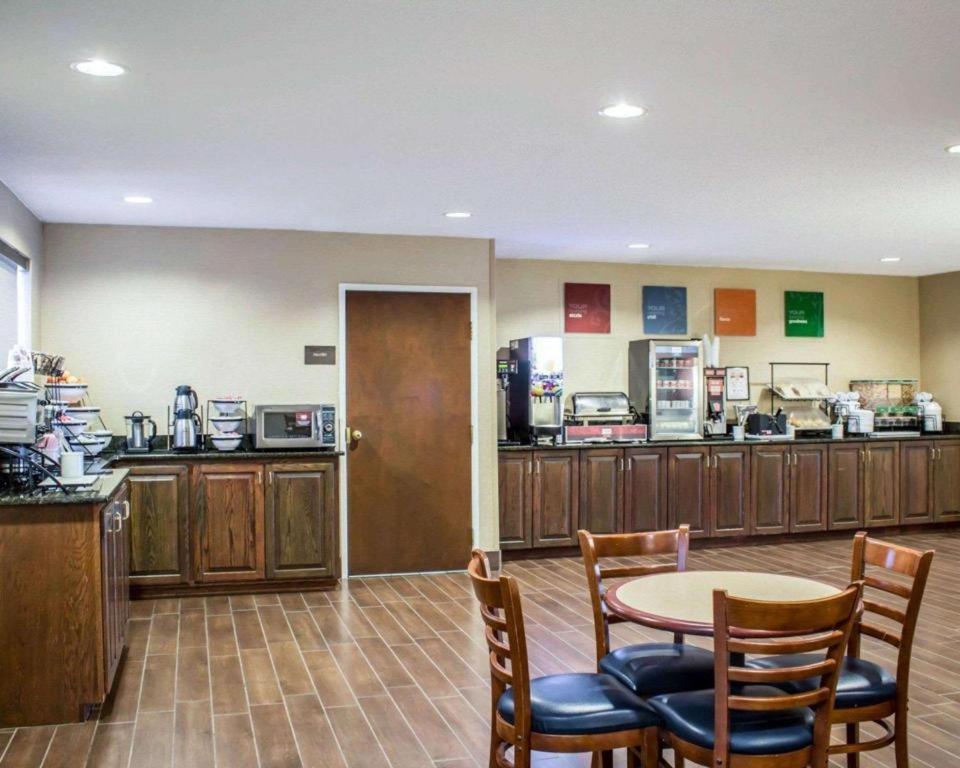 Comfort Inn Clinton Bagian luar foto